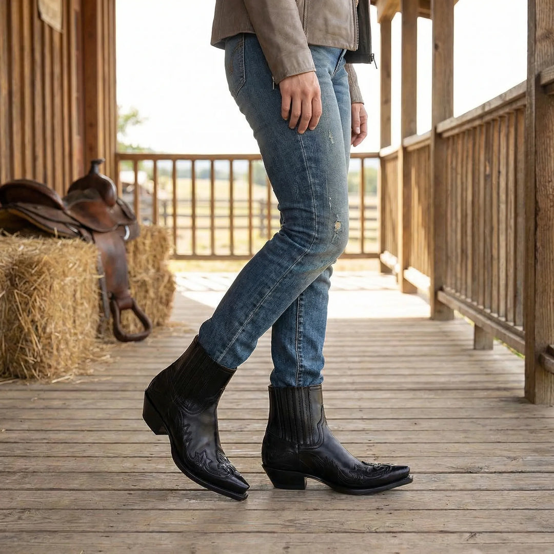 Stijlvolle dames westernlaarzen met korte schacht. Comfortabel, trendy en perfect voor diverse outfits.