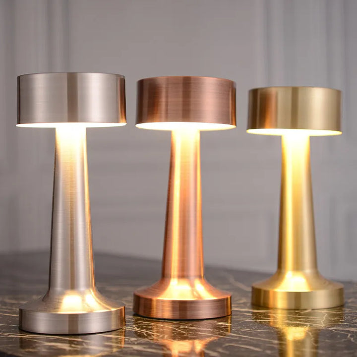 Sfeervolle LED designlamp, draadloos en dimbaar, perfect voor een stijlvol interieur.