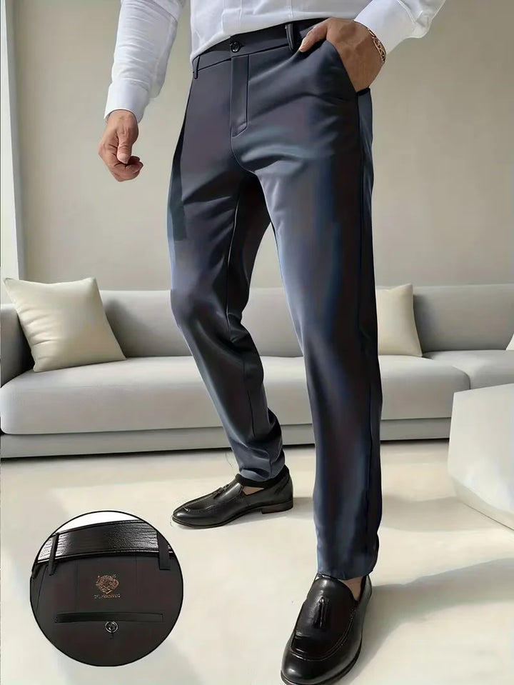 Marineblauwe herenbroek slim fit met borduurmotief, perfect voor stijlvolle outfits.