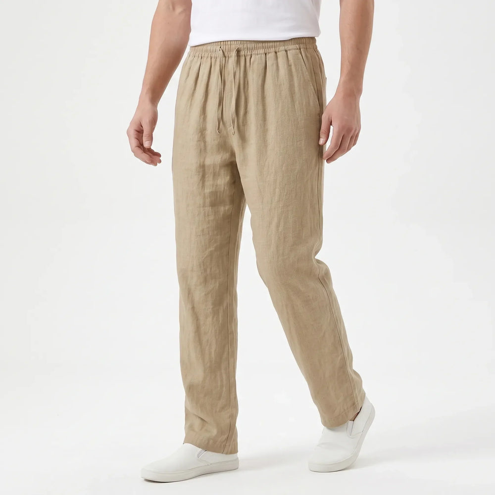 Witte heren lange broek met losse pasvorm en elastische taille, perfect voor een casual zomeroutfit.