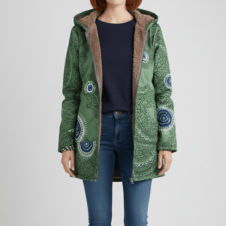 Marineblauwe lange damesjas met capuchon, getailleerd, elegant en praktisch voor de winter.