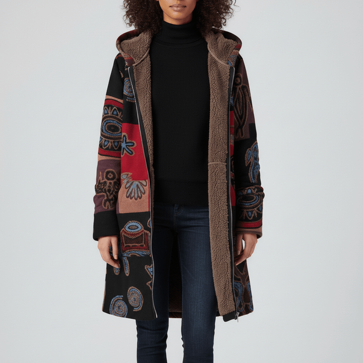 Zwarte lange getailleerde jas Ella met capuchon, voor een elegante en warme winterlook.
