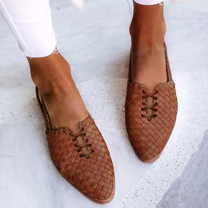 Duurzame handgevlochten leren platte slippers voor dames. Comfortabele zomerschoenen voor elke gelegenheid.