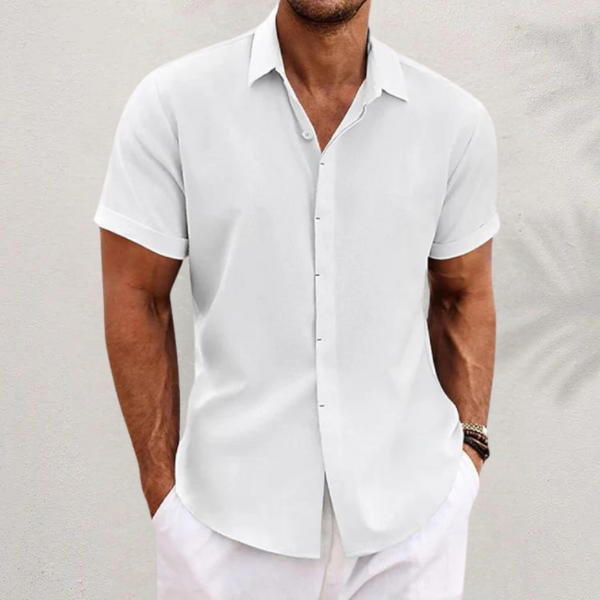 Netjes gevouwen heren zomer overhemd. Luchtige, comfortabele kleding voor de modebewuste man.