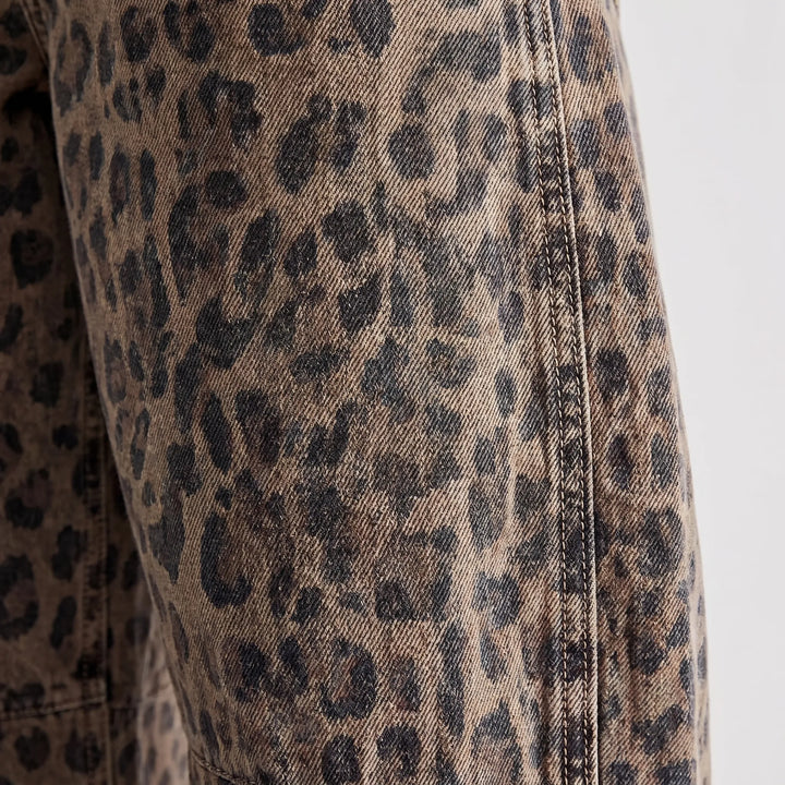 Bruine enkellange dames barrel jeans met opvallende luipaardprint, modieus en ideaal voor streetwear outfits.