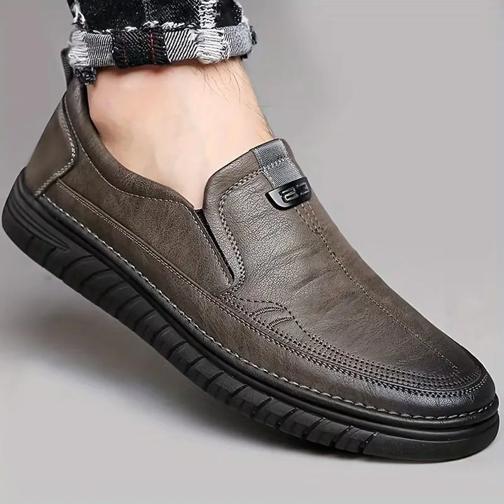Detail van de stevige antislipzool van heren instapschoenen, ontworpen voor optimale grip en veiligheid.