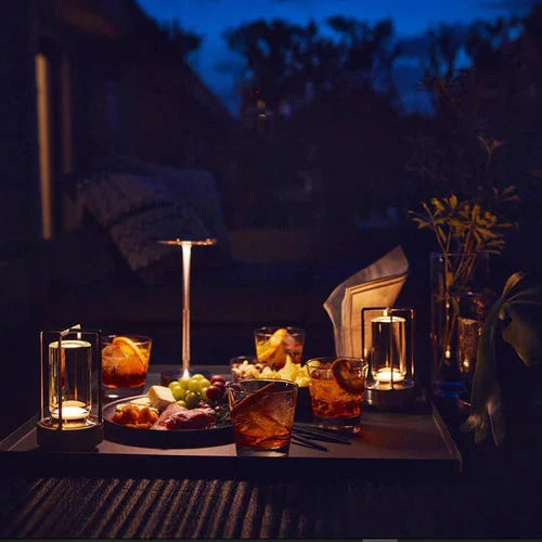 Dimbare draadloze tafellamp GlowBeam, goud, creëert warme sfeer, USB-oplaadbaar.