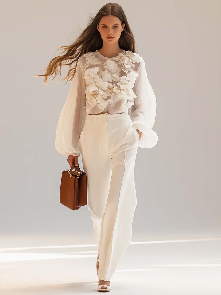 Vrouwelijke Patricia blouse in wit met delicate 3D bloemen, chique en luchtig, ideaal voor casual zomerlooks.