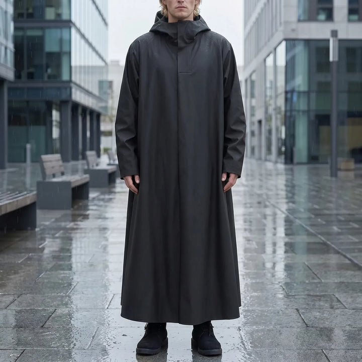 Man draagt khaki lange unisex regenjas met capuchon tijdens buitenactiviteit in de regen.