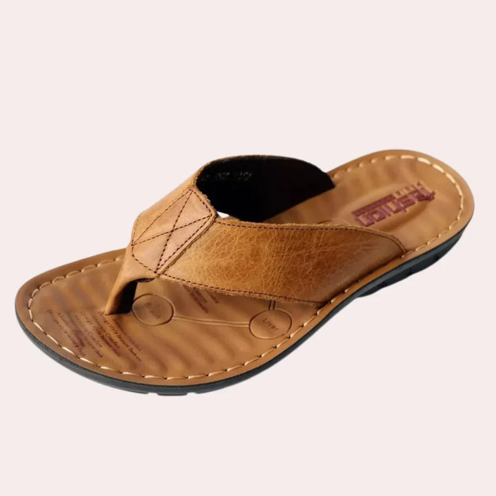 Lichtbruine casual KOLUA herenslipper, perfecte zomer instapper met comfortabel design en duurzame zool.