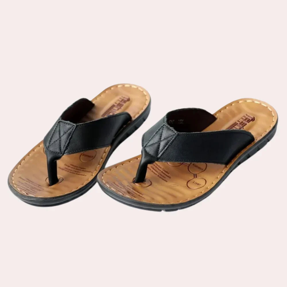Zwarte stijlvolle herenslipper KOLUA met voetboogondersteuning en comfortabel voetbed voor heren.
