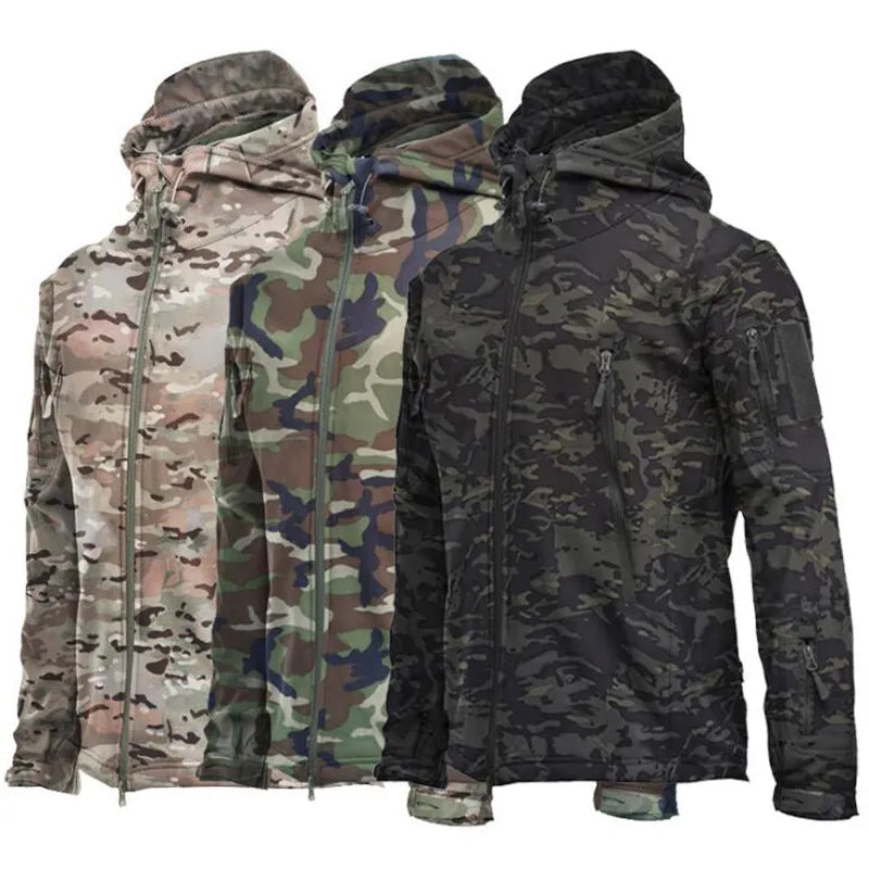 Vooraanzicht van een warme heren winterjas in militaire stijl, volledig gesloten voor maximale bescherming.