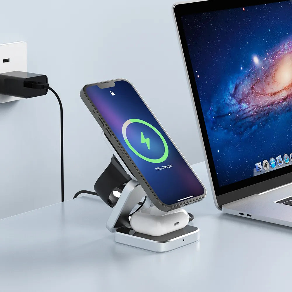 Drie apparaten (smartphone, smartwatch, oortjes) tegelijk draadloos opladen op 3-in-1 magnetisch laadstation.