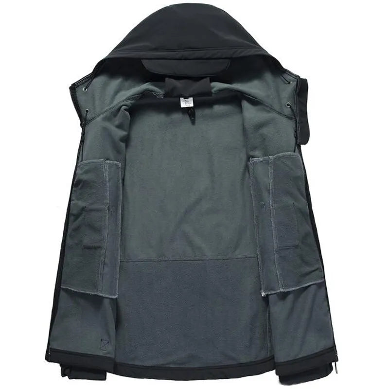 Donkergroene militaire winterjas voor heren, warm, winddicht en waterafstotend. Perfect voor de kou.