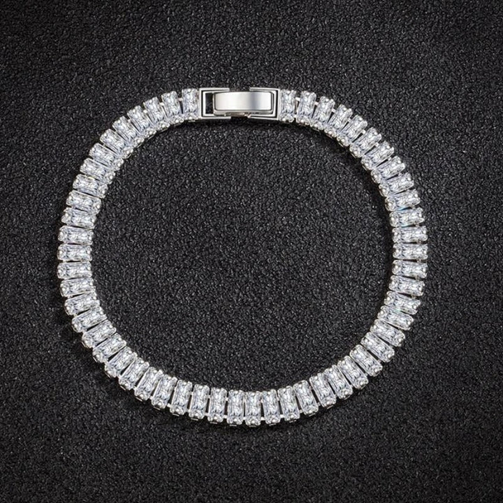 Luxe verzilverde damesarmband met sprankelende kristallen. Een elegant cadeau voor elke gelegenheid.