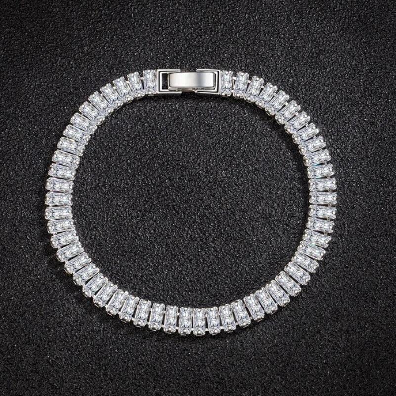 Elegante verzilverde damesarmband met sprankelende kristallen voor een luxe uitstraling. Verstelbaar.