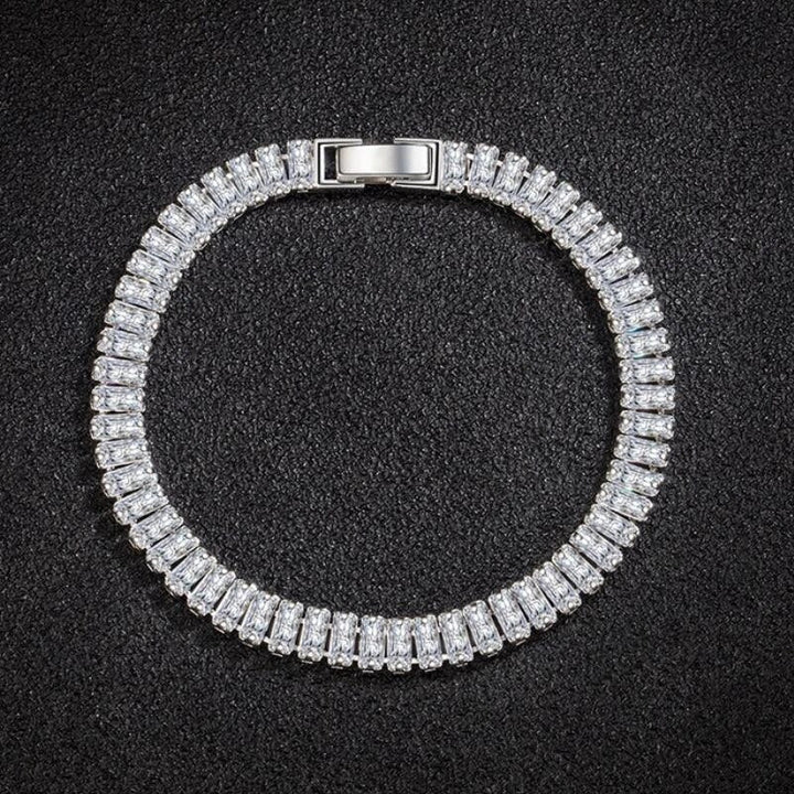 Elegante verzilverde damesarmband met sprankelende kristallen voor een luxe uitstraling. Verstelbaar.