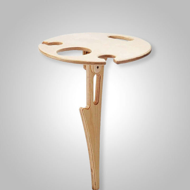 Elegante houten outdoor wijntafel met geïntegreerde wijnglashouders, ideaal voor een romantische avond in de tuin.
