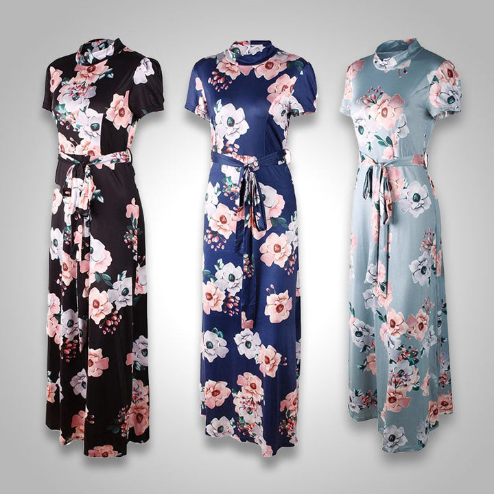Achteraanzicht van de luchtige dames bloemenjurk, perfect voor zomerse gelegenheden. Comfortabele en elegante strandjurk.