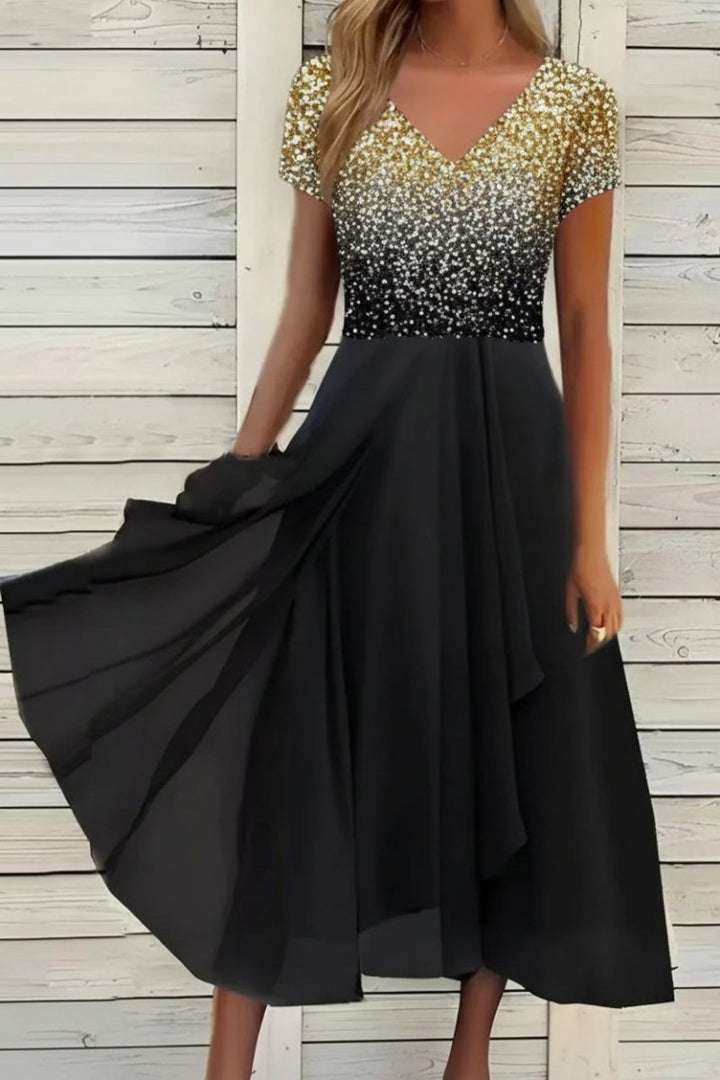 Vrouw presenteert elegante Dames Maxi-Avondjurk Grace met vloerlengte en V-hals. Ideaal voor feesten.