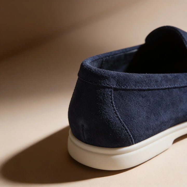 Zwarte suède penny loafers, chique slip-on schoenen voor stijlvolle dames.