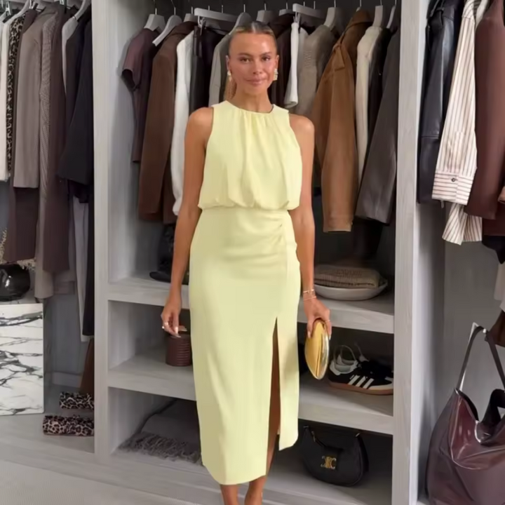 Rode dames midi jurk met chique hoge halslijn en sensuele split, een comfortabele en elegante keuze.