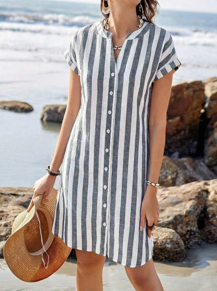 Elegant gestreepte dames midi jurk, figuurverlengend. Ideaal als casual chic zomerjurk met V-hals en korte mouwen.