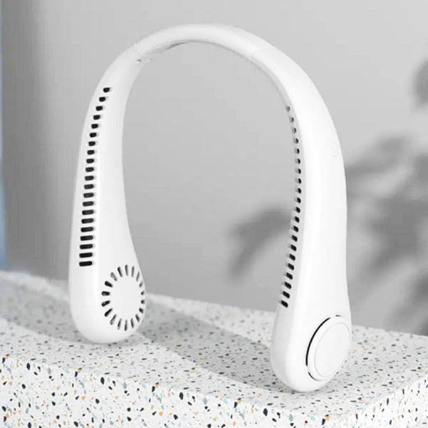 Compacte, draagbare nekventilator klaar om mee te nemen voor koeling tijdens reizen en buitenactiviteiten.