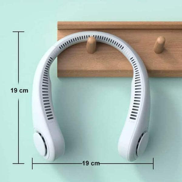 Vrouw draagt een draadloze nekventilator voor persoonlijke, frisse lucht tijdens een wandeling. Ideaal voor reizen.