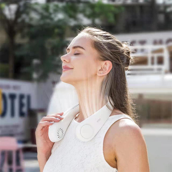 Man geniet van koeling met handsfree draagbare nekventilator tijdens buitenactiviteiten, ideaal voor zomer.