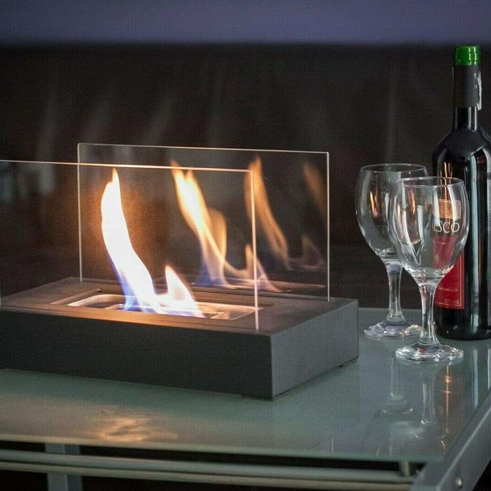 Sfeervolle FlameGlow bio-ethanol tafelhaard voor de woonkamer, creëert direct gezelligheid.