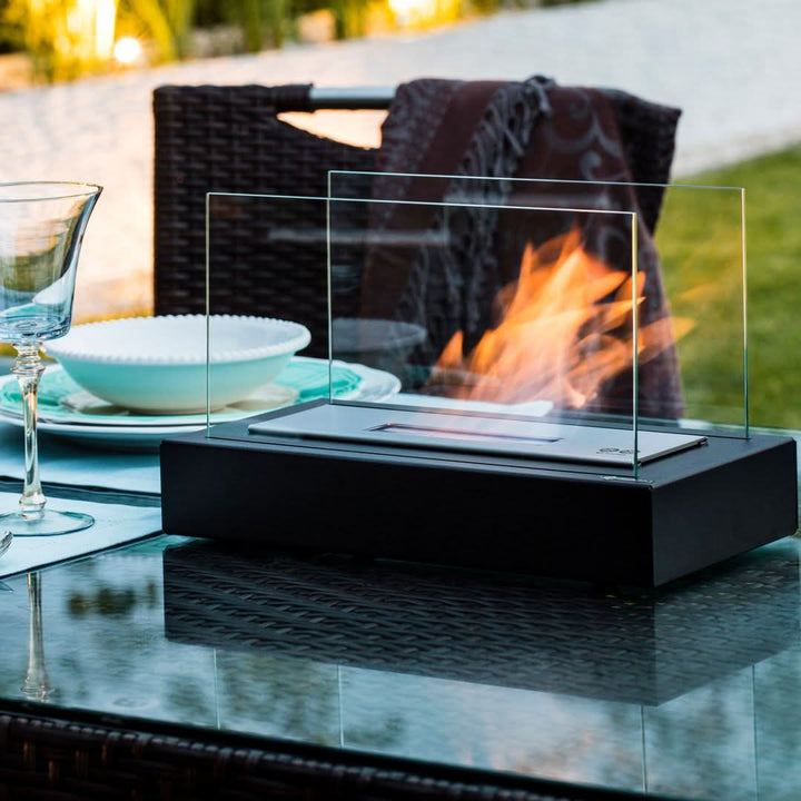 Elegante FlameGlow bio-ethanol tafelhaard, modern design brengt gezelligheid & warmte in huis.