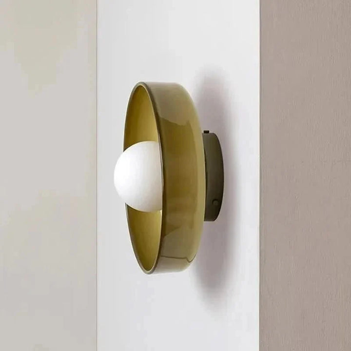 Detailopname van de glazen kap van de Scandinavische design plafondlamp, toont hoogwaardige afwerking.