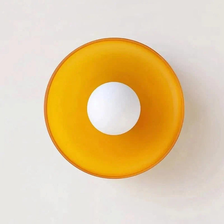 Sfeervolle glazen plafondlamp boven eettafel, Scandinavisch design, diffuse LED verlichting voor gezelligheid.