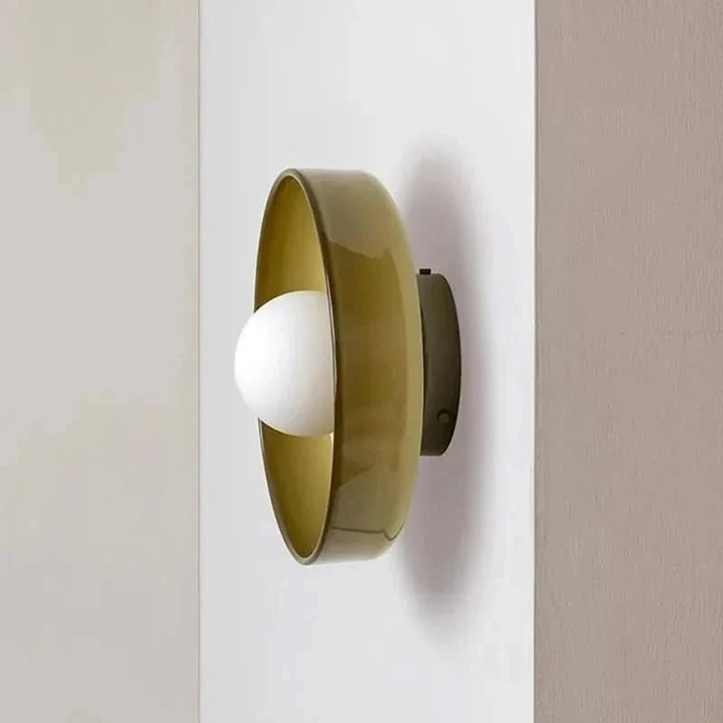 Heldere glazen plafondlamp, strak Scandinavisch design, ideale stijlvolle verlichting voor elke kamer.