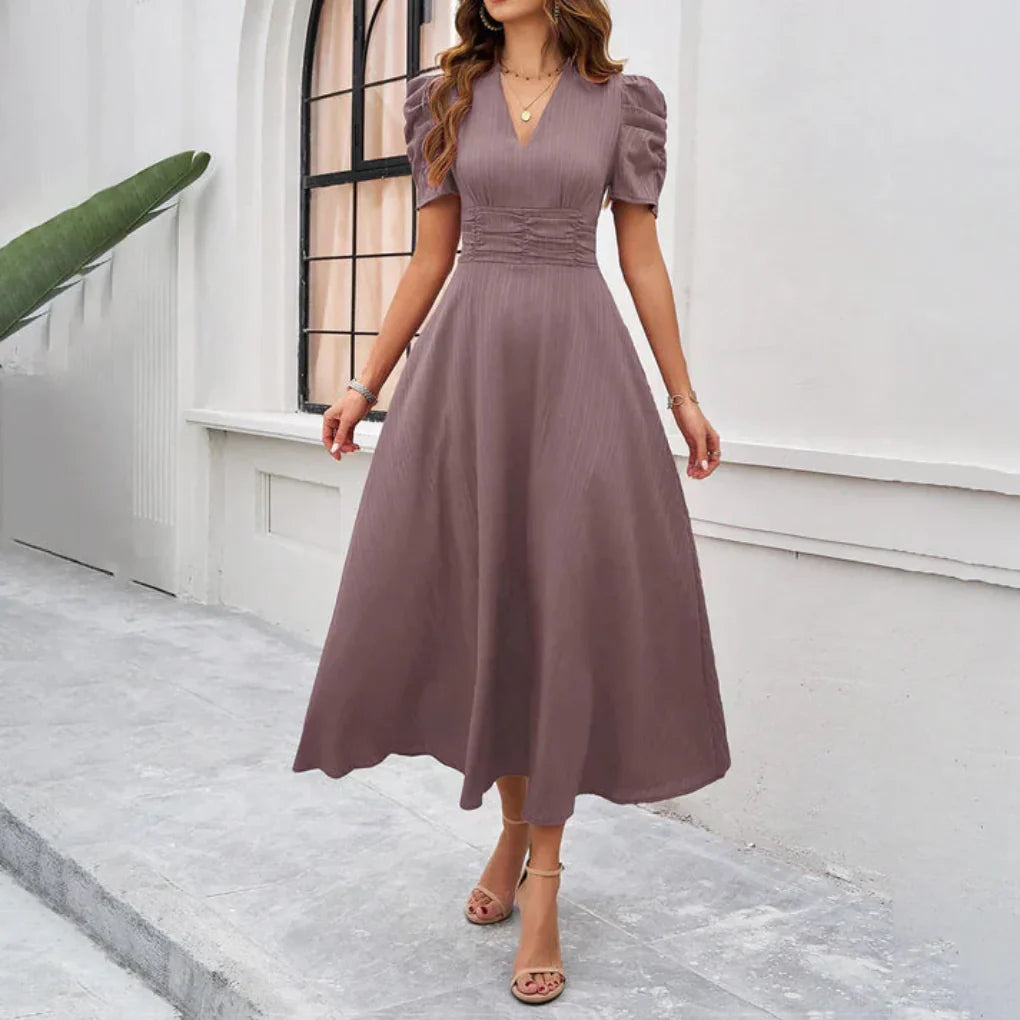 Casual fit-and-flare damesjurk: midi-lengte, geplooide taille, V-hals en stijlvolle pofmouwen voor de zomer.