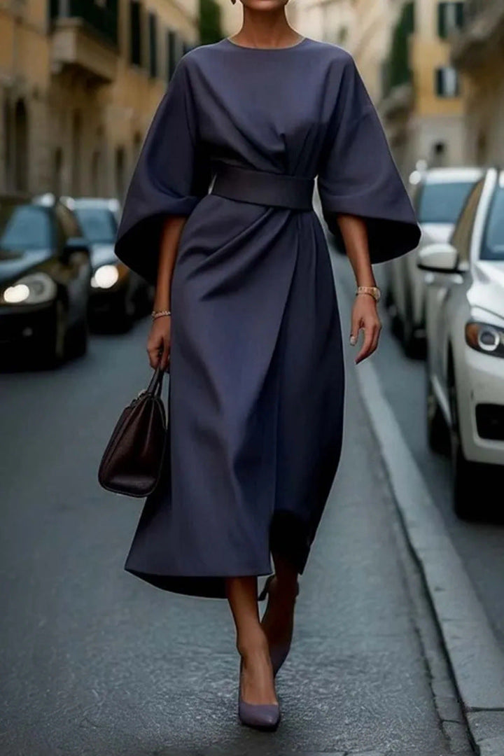 Hoymans elegante dames batwing zomerjurk, comfortabel polyester midi model met flatterende tailleband.