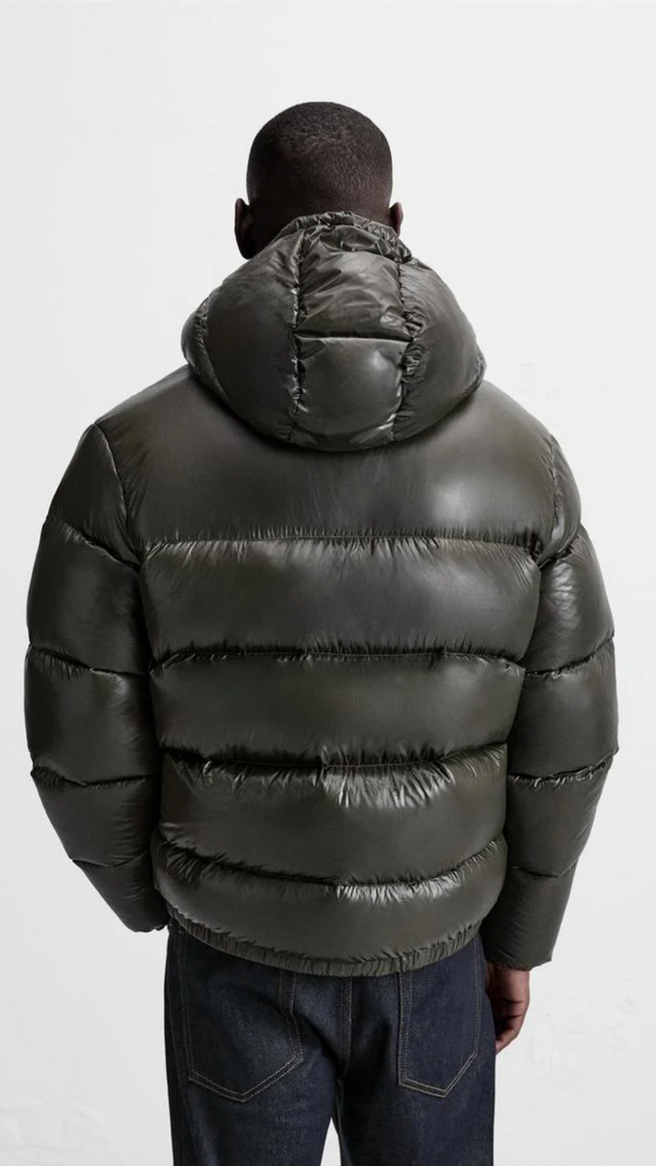 Warme heren winterjas: zwarte donsjas Essential, stijlvol en comfortabel. Ideaal voor koude dagen.