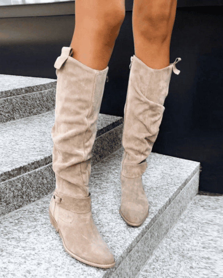 Comfortabele hoge dameslaarzen met ritssluiting in kaki kleur. Ideaal als stijlvolle winter- of herfstlaarzen.