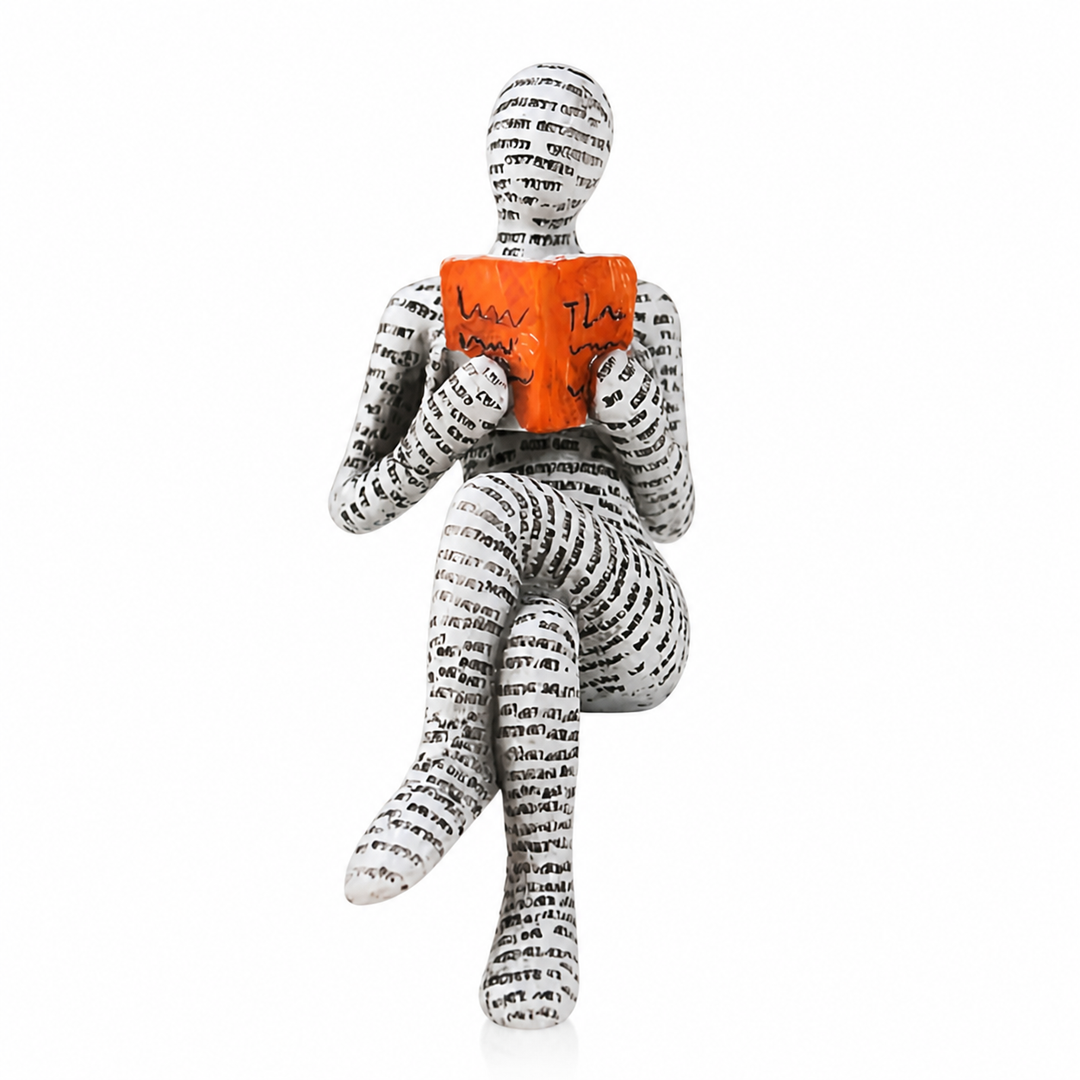 Vrouwen beeldje van hars, lezend figuur. Ideaal voor rustgevende woondecoratie of boekenplank.