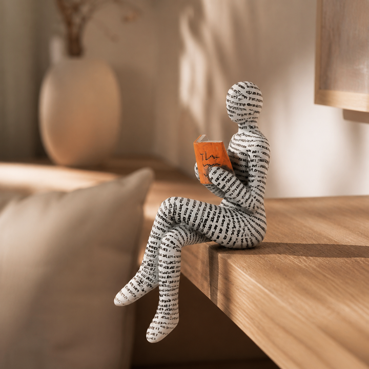 Rustgevend vrouwen beeldje, lezende dame. Mooie hars decoratie voor thuis, boekenplank, of als cadeau.