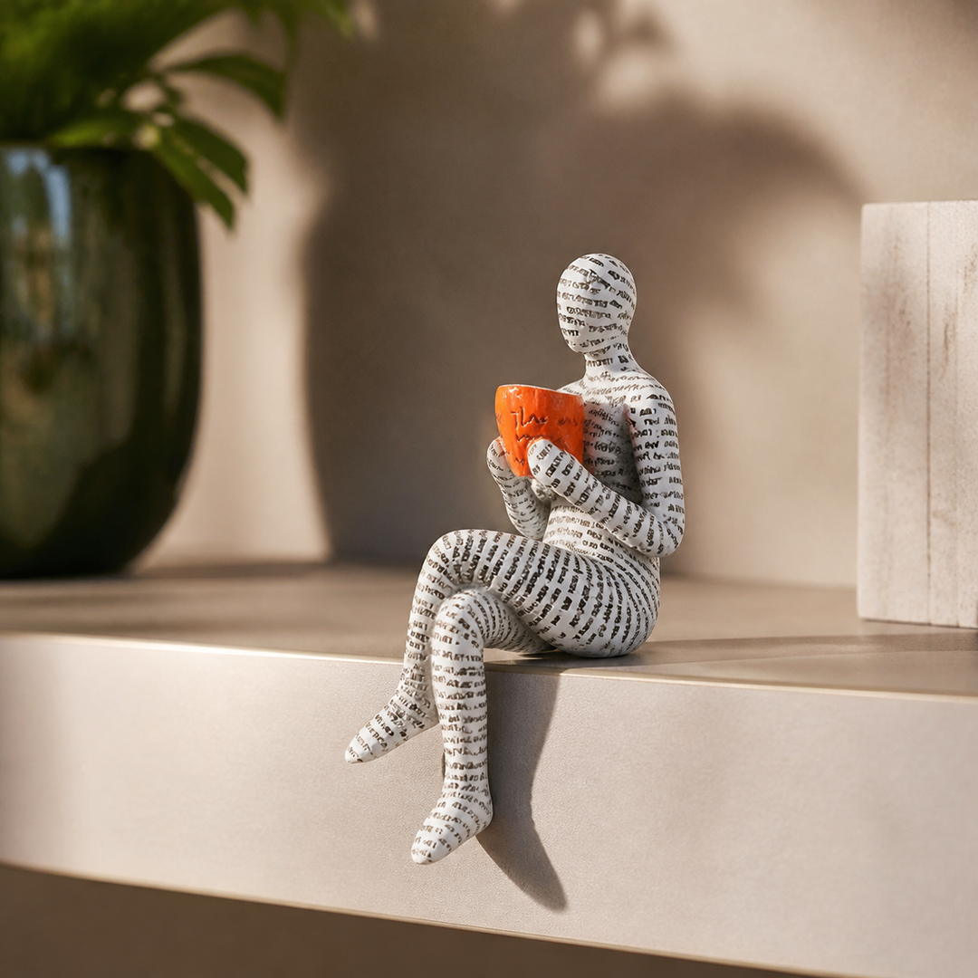 Uniek vrouwenbeeldje lezend figuur. Hars woondecoratie voor interieur, een must-have voor boekenliefhebbers.