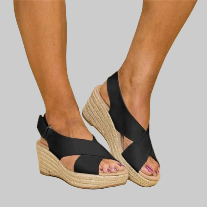 Stijlvolle dames espadrilles met comfortabele sleehak en open teen in beige, perfect voor zomerse dagen.