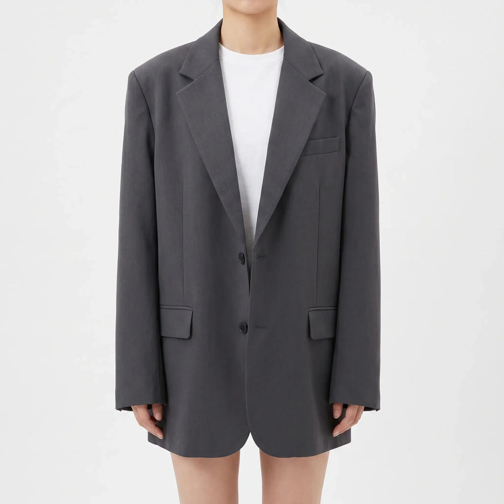 Elegante grijze oversized blazer voor dames, perfect als formele of casual kleding. Ideaal voor herfst- en lentemode.