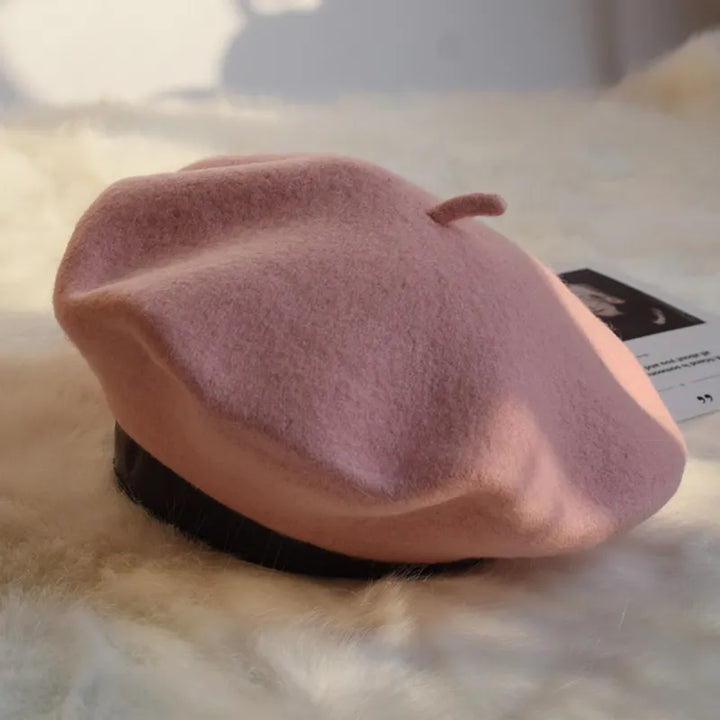 Chique dames wollen baret, warme muts en trendy mode accessoire voor koude dagen.