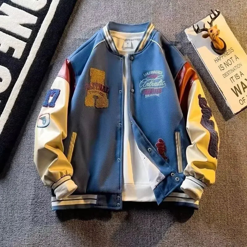 Unieke heren patchwork varsity jas van hoge kwaliteit. Geborduurde details maken deze herfstjas tot een streetwear eyecatcher.