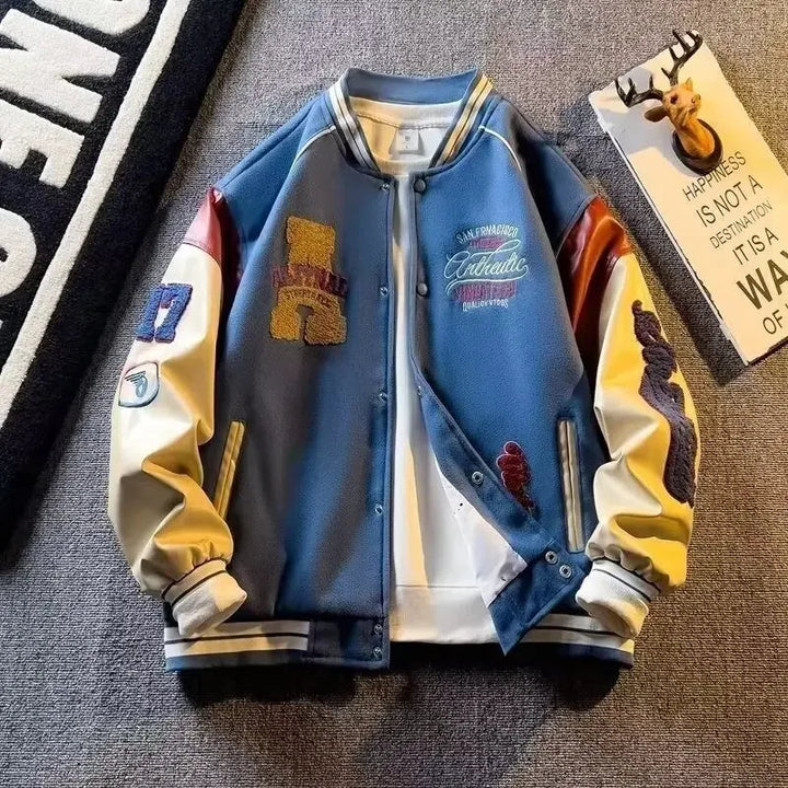 Unieke heren patchwork varsity jas van hoge kwaliteit. Geborduurde details maken deze herfstjas tot een streetwear eyecatcher.