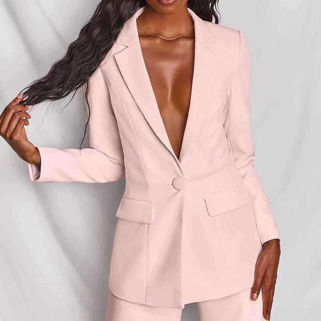 Compleet damespak: elegante blazer en bijpassende pantalon. Een veelzijdige, comfortabele kleding set voor dames.