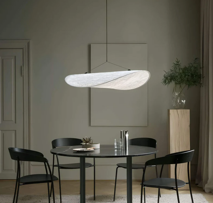 Moderne witte plafondlamp, handgemaakt, met sfeervolle verlichting voor elk interieur.