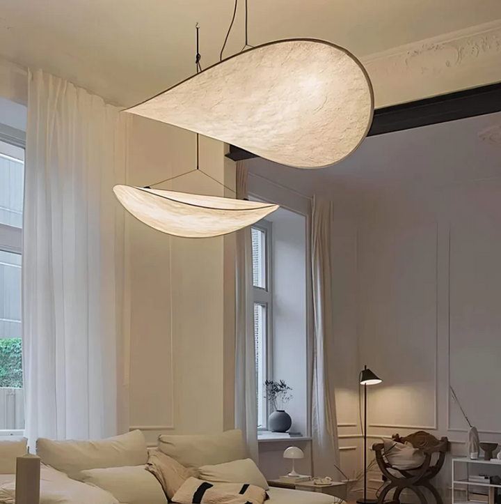 Elegante handgemaakte plafondlamp, wit, voor een sfeervol interieur. Moderne design verlichting.